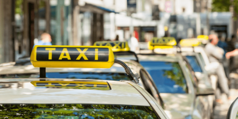 Fila de taxis estacionados durante la huelga de taxis en Barcelona.