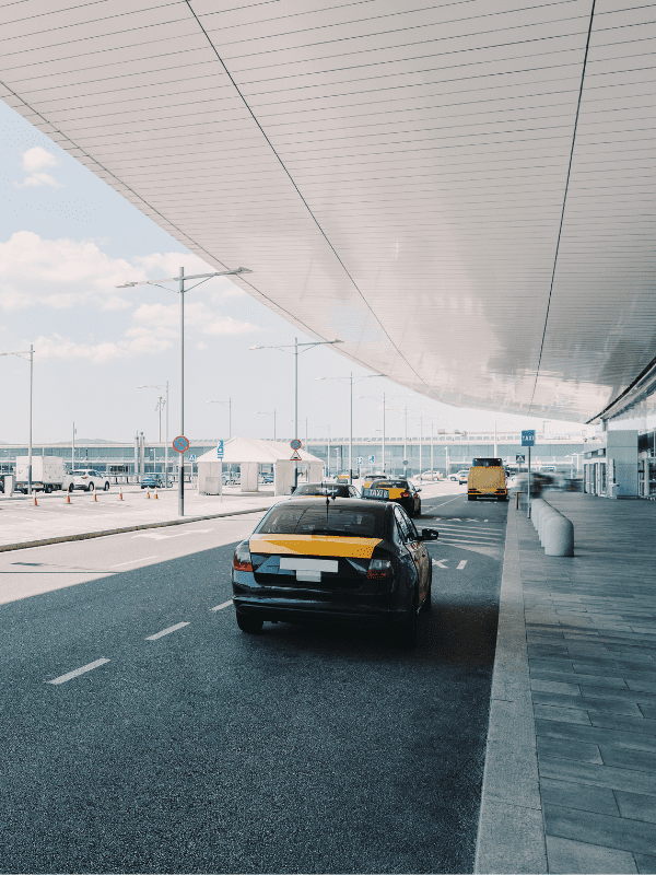 Taxi esperando en el aeropuerto de Barcelona, ofreciendo un servicio especializado de Taxi Barcelona para traslados rápidos y eficientes desde la terminal.