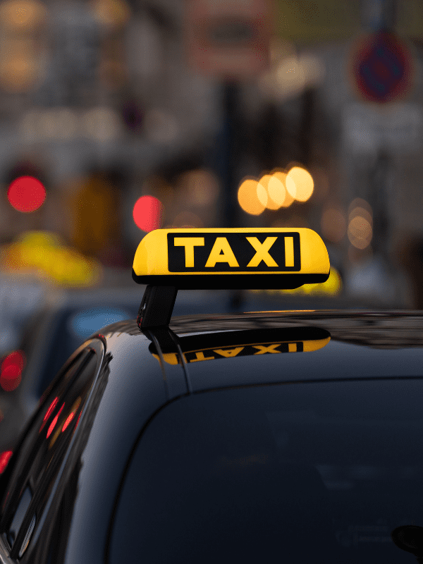 Señal luminosa de un taxi empresa listo para recoger pasajeros corporativos.