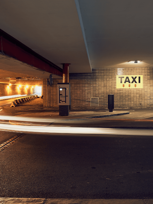 Entrada a una parada de taxi en un túnel, utilizada para viajes de larga distancia desde Barcelona.