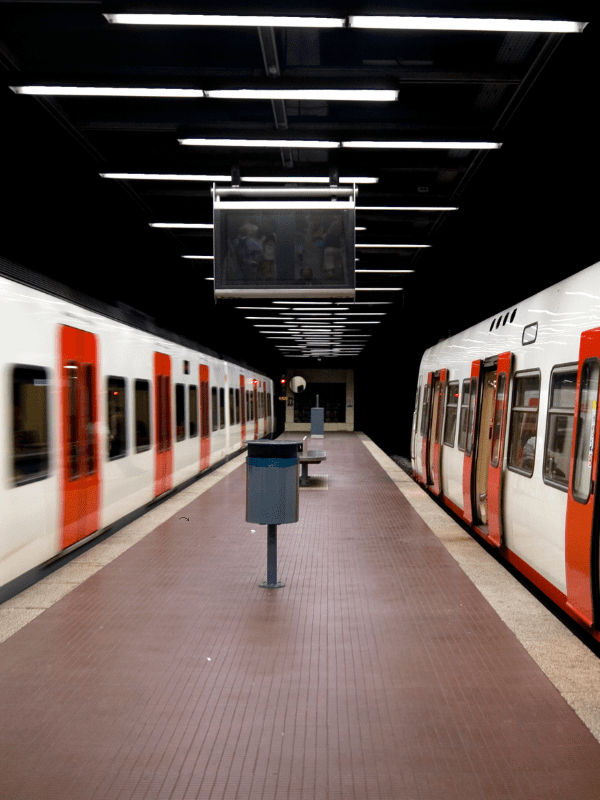 Vista de los trenes en la estación de Barcelona Sants, destacando la disponibilidad de taxis para traslados rápidos desde la estación.