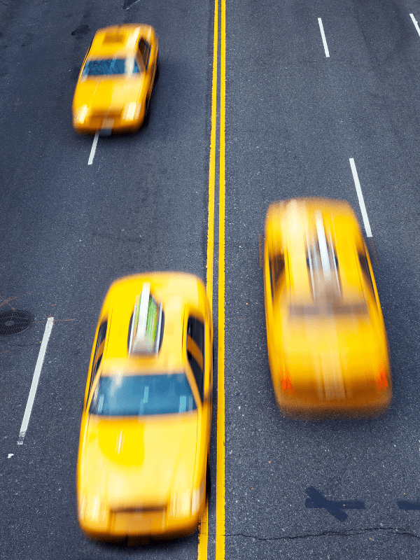 Flota de taxis en una vía rápida, ofreciendo servicios de taxi de larga distancia desde Barcelona.