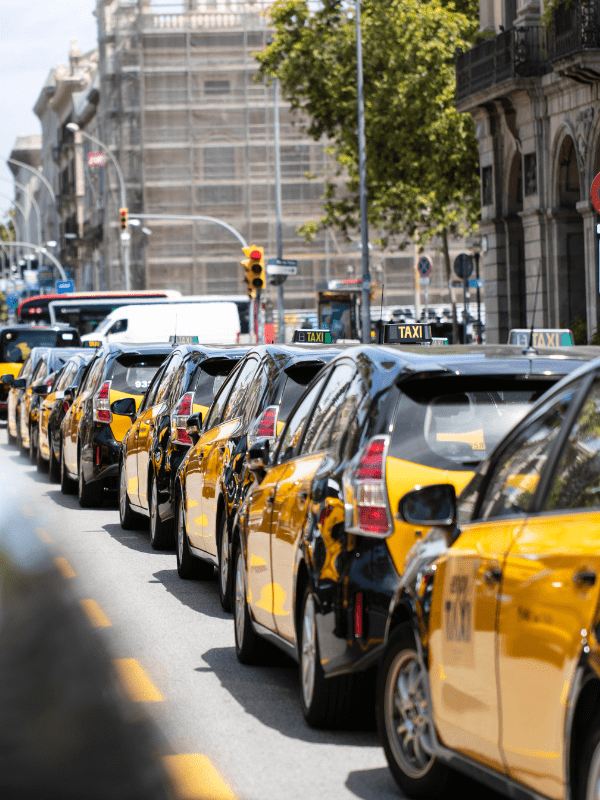 Fila de taxis en Barcelona, ofreciendo un servicio especializado para empresas, garantizando comodidad y puntualidad.