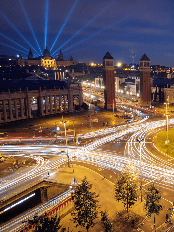 Taxi Tour Barcelona con vista nocturna de la Plaza España y el Palacio Nacional.