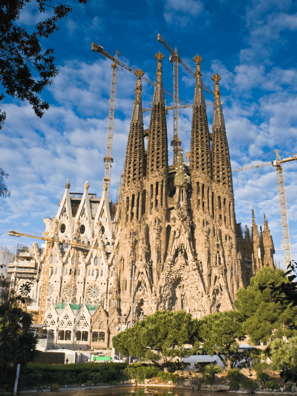 Taxi Tour Barcelona con parada en la Sagrada Familia, ofreciendo recorridos turísticos por la ciudad.