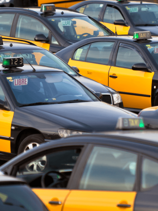 Flota de taxis en Barcelona ofreciendo servicios de taxi para empresas, lista para traslados corporativos.