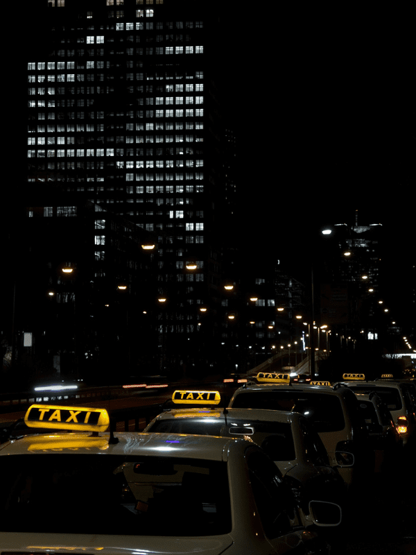 Flota de taxis en Barcelona operando de noche, lista para servicios de taxi empresa y traslados corporativos.